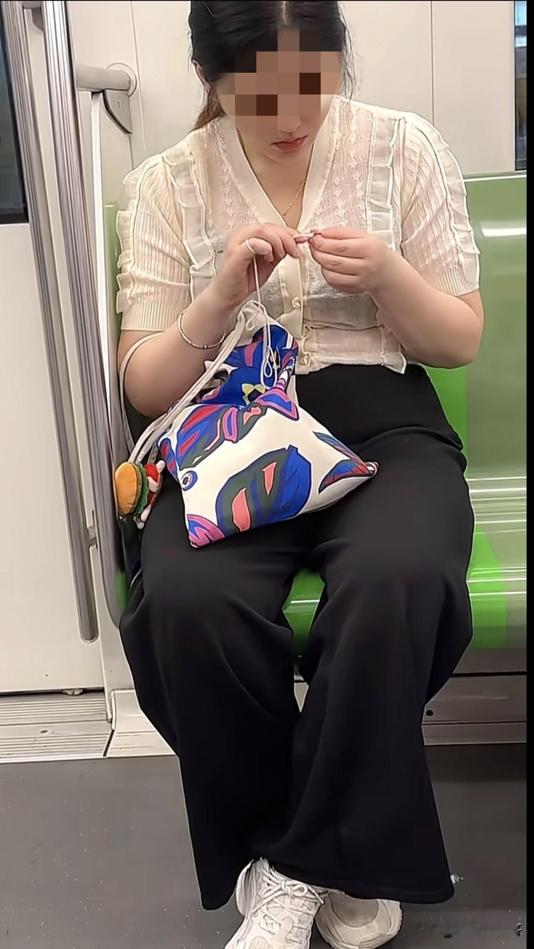 好多年没看到会织东西的女生了，这松弛感满满的