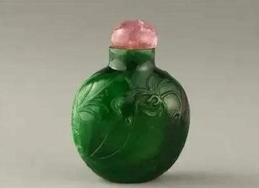 1966年，山东烟台一个老汉，无意中挖到一个绿瓶子，为了不被人发现，便把它藏在家