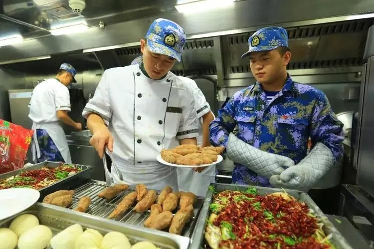 我国有一支神秘解放军部队，伙食比空军好，睡觉还有人“暖被窝”。
 
这支部队不是
