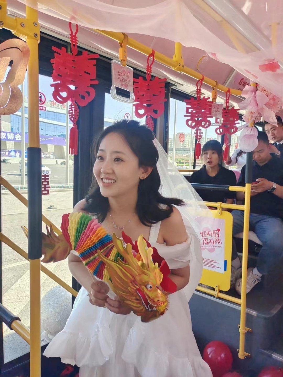 【呼和浩特杏花谷这场集体婚礼美极了】#呼和浩特有辆开往幸福的巴士#今天是小满。呼