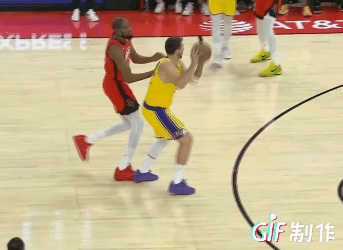 杜兰特防守东契奇，被连晃3次，根本防不住，若不是裁判偏袒，绝对是2+1。
不过有