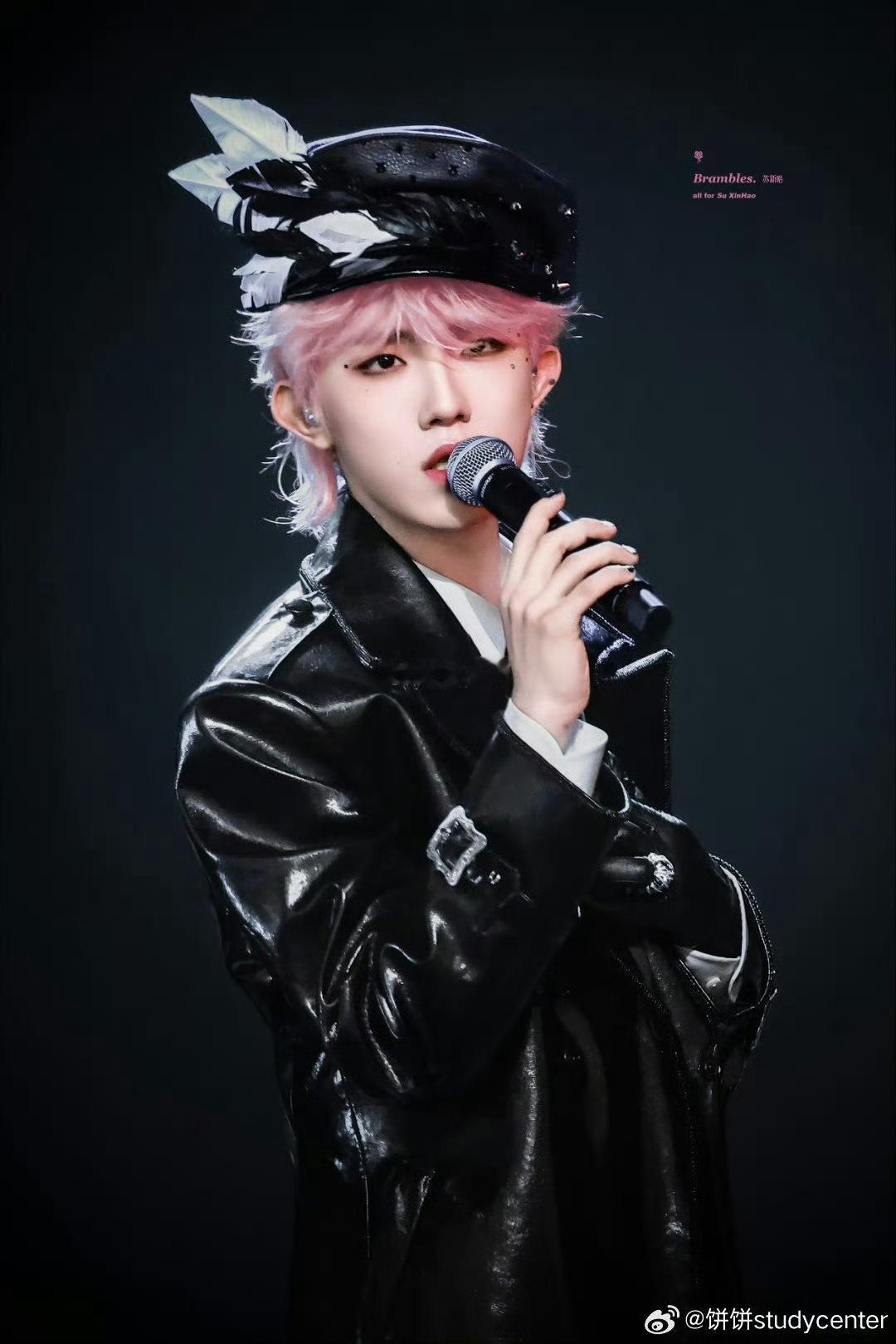 苏新皓黑框眼镜的作用是装乖吗 苏新皓这两天舞台反差也太大了，摘了眼镜直接变了个人