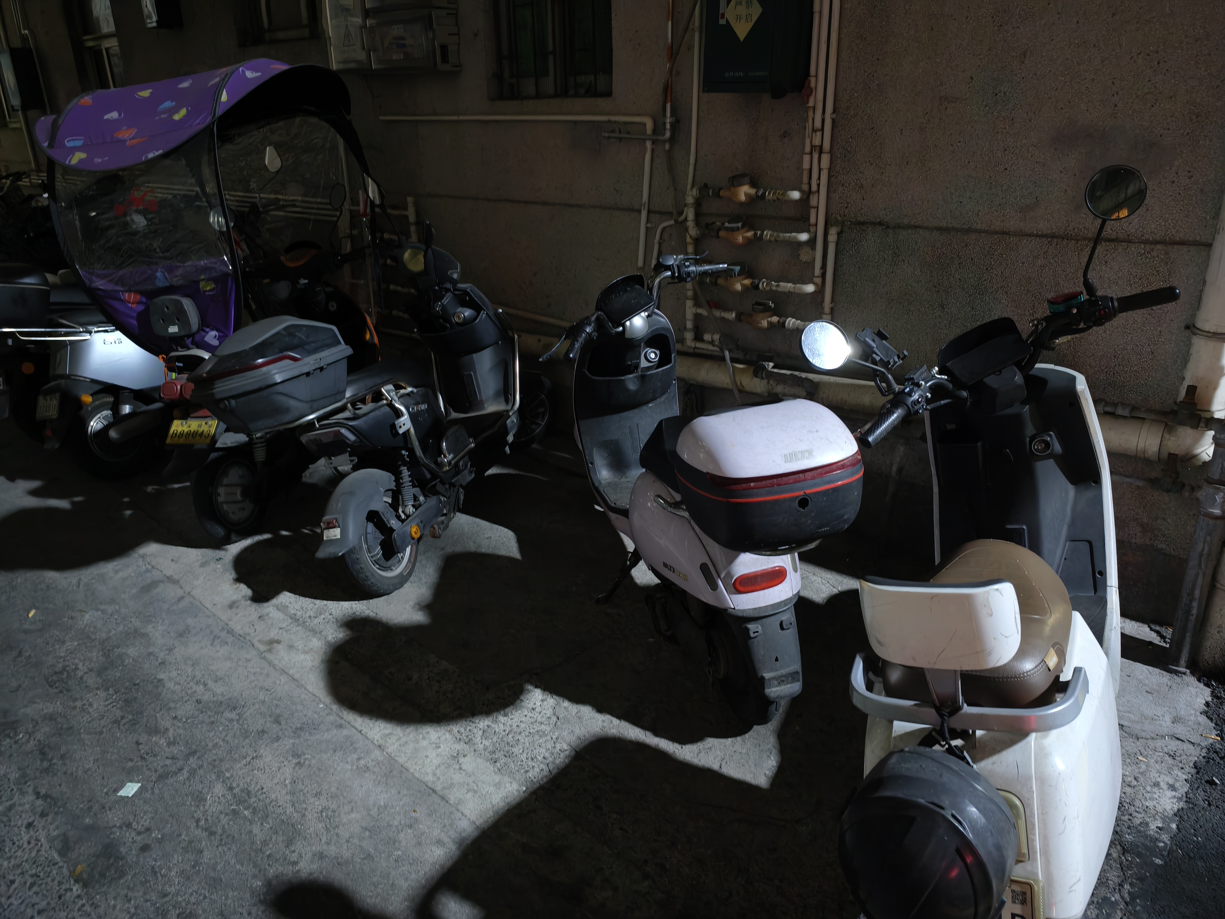 有时候真的不明白这些人的电动车为什么要这样停，别人不用停了吗？一辆车顶了起码三个