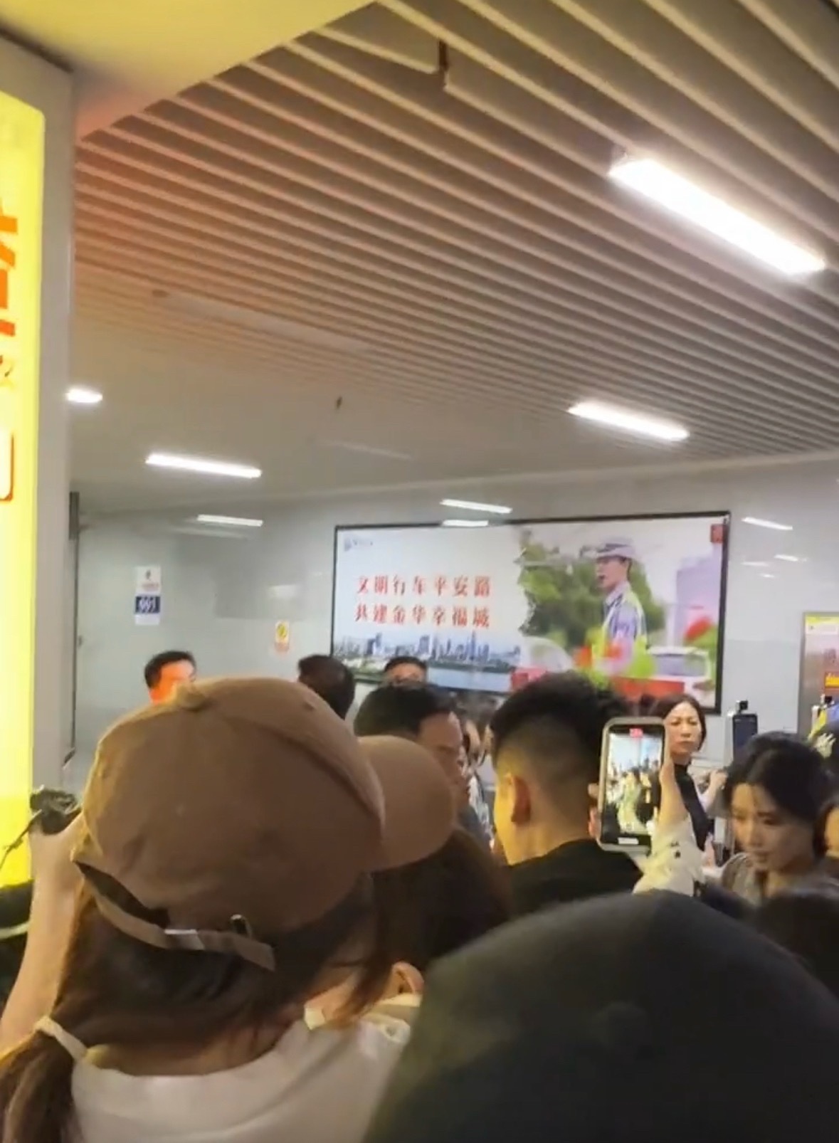 檀健次卢昱晓机场被围檀健次卢昱晓机场被私生围堵 这阵仗真的不是丧尸来了吗 