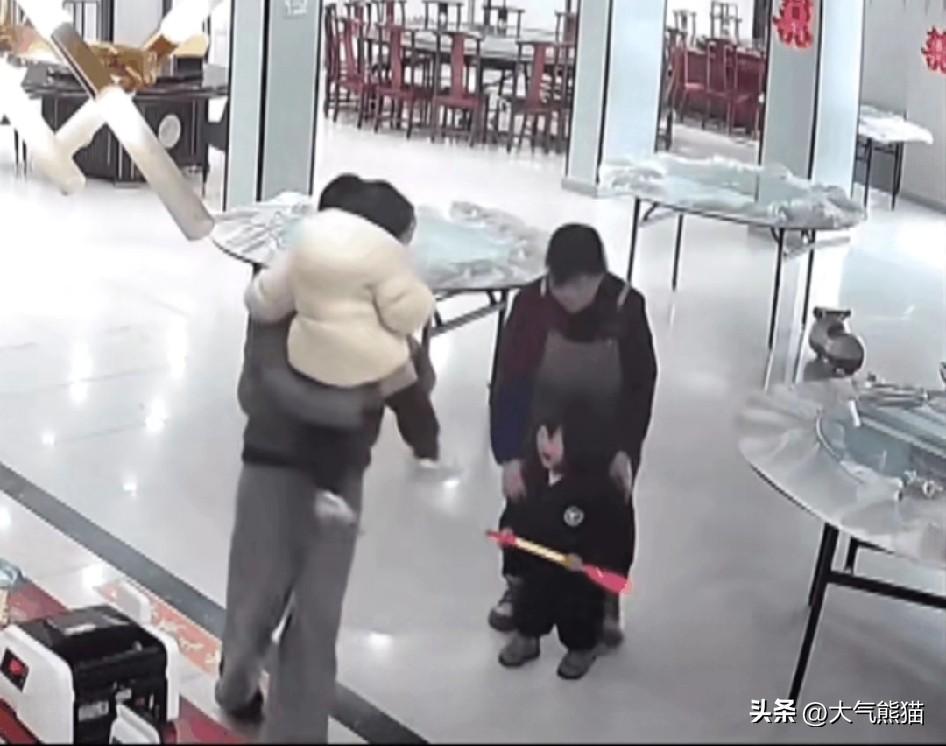 安徽那名女子被传唤，接下来有三点必须自己面对。
第一点，作为一个成年人，去殴打一