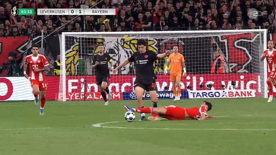 🚨42分鐘，亞歷山大·帕夫洛維奇 黃牌 🟨 