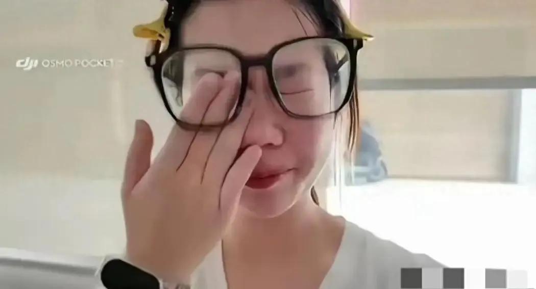 飞机上被碰了胳膊的男士和餐馆里被碰了臀部的女士，都是小题大做、都是具有神经质的特