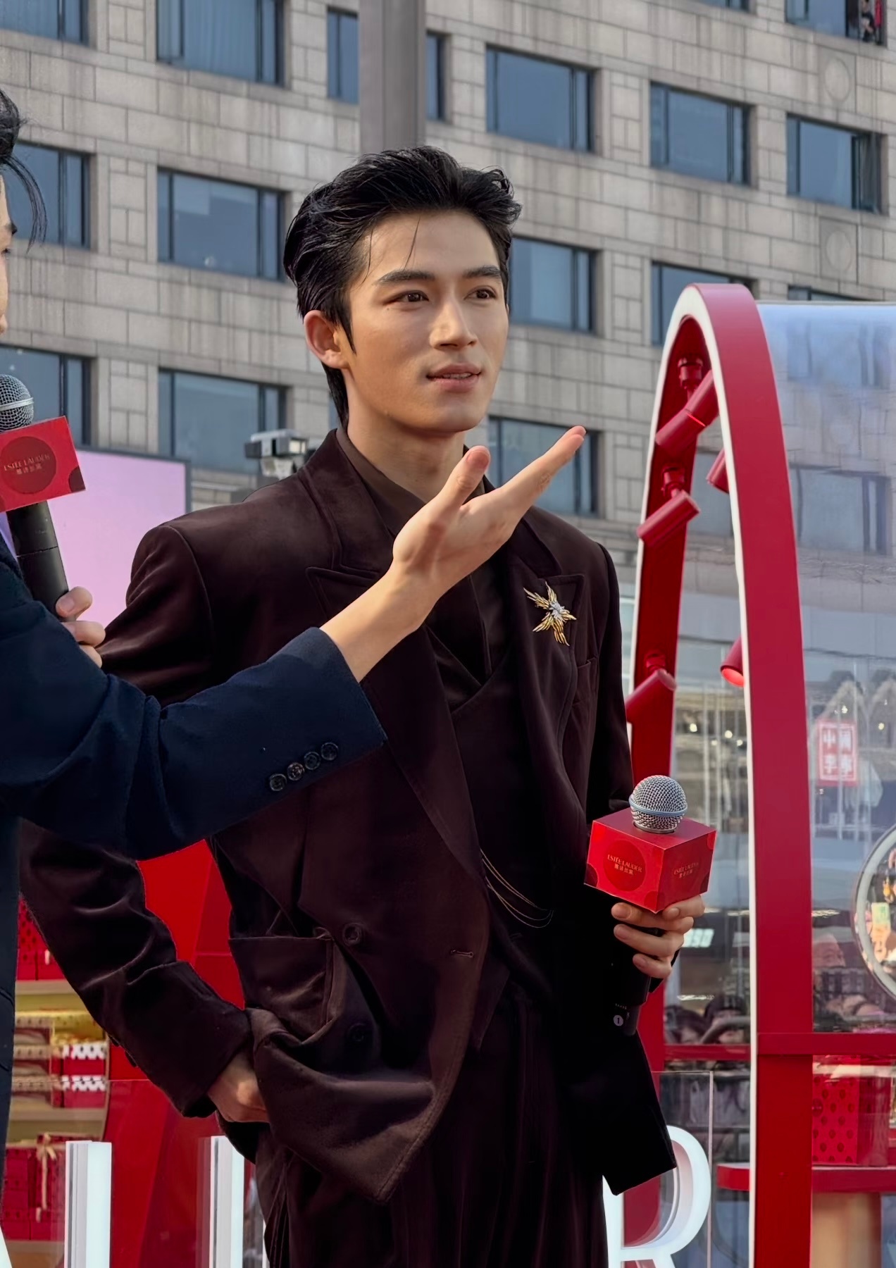 王星越杭州线下活动路透王星越大背头棕色西装 来部现偶看看实力 