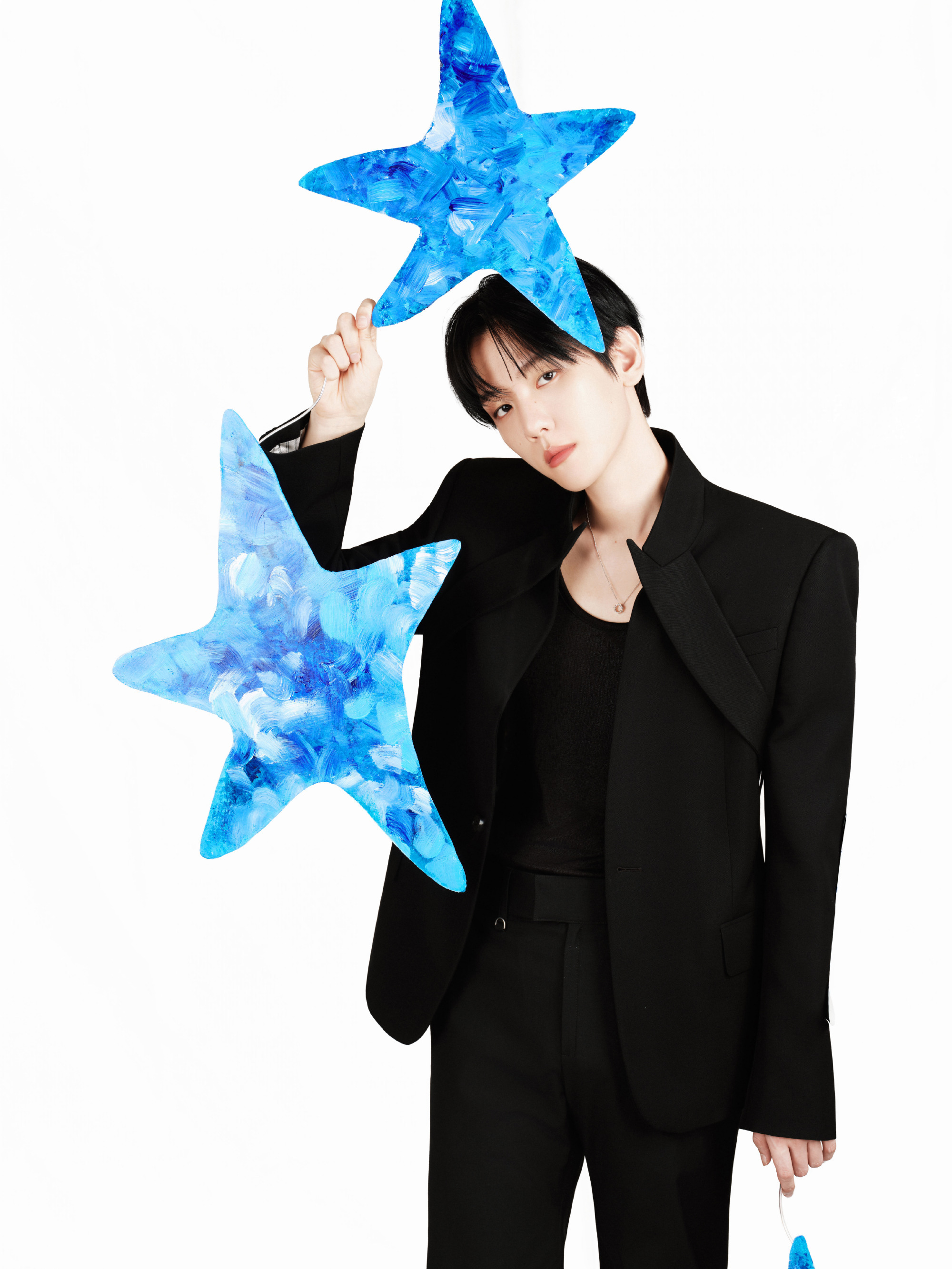 边伯贤手捧星河 边伯贤出发图，脸蛋天才美貌展示，哥怎么这么多年还是这么年轻帅气，