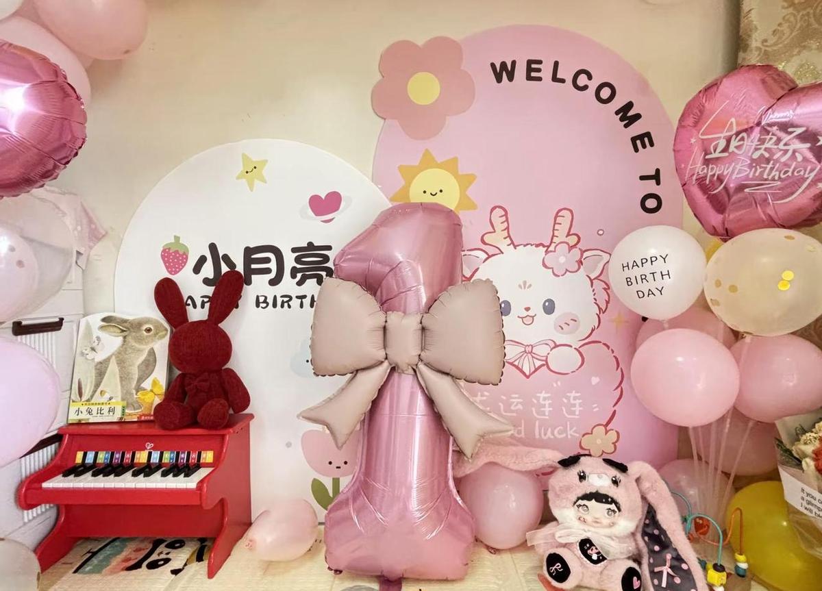 孩子一岁了，爸妈拍视频纪念。
不是为了炫耀，是想留住时光。
这波“仪式感育儿”真