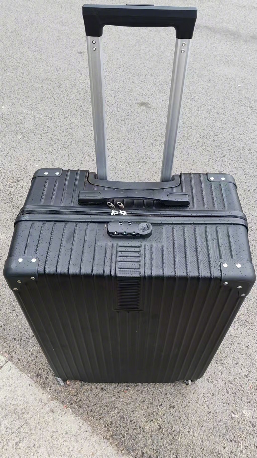 #万元行李箱在动车上离奇被调包#【#带娃妈妈下车发现行李箱变空箱#】“下车前20