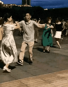 你看这位大爷跳的多好啊……神形兼备，表情也非常的到位……
现在最幸福的就是退休人