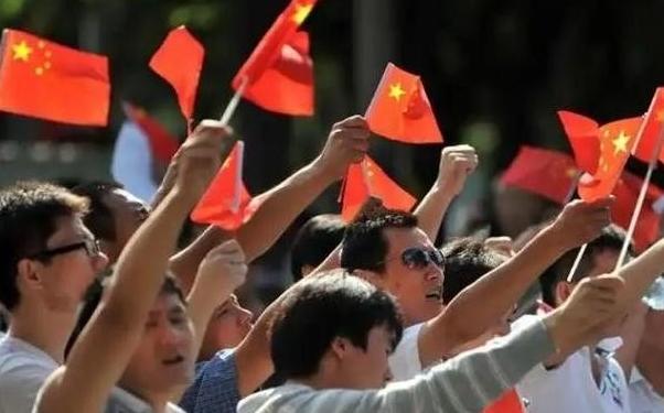 舆论风波再起！继新加坡、马来西亚传出对华争议声音后，美国个别华人也跟风表态，称国
