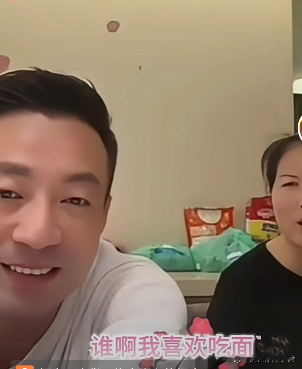 原来汪希玥是小杨阿姨带大的，汪小菲直播不经意透露的，小玥儿喜欢吃面，是因为小杨阿