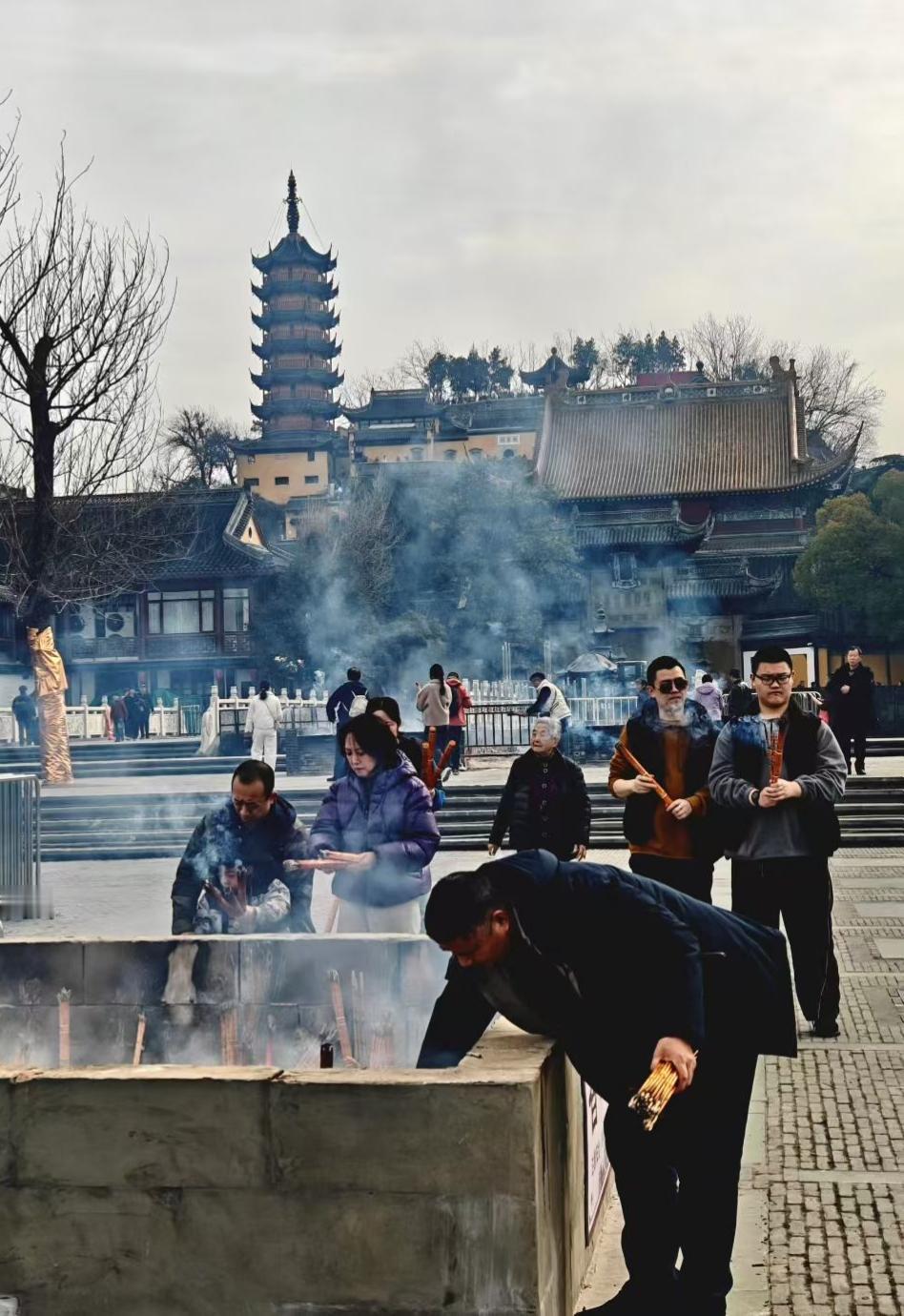 天南地北大拜年香火袅袅绕古刹，心诚一拜祈安康。愿这缕缕青烟，载着马年的期盼，护佑