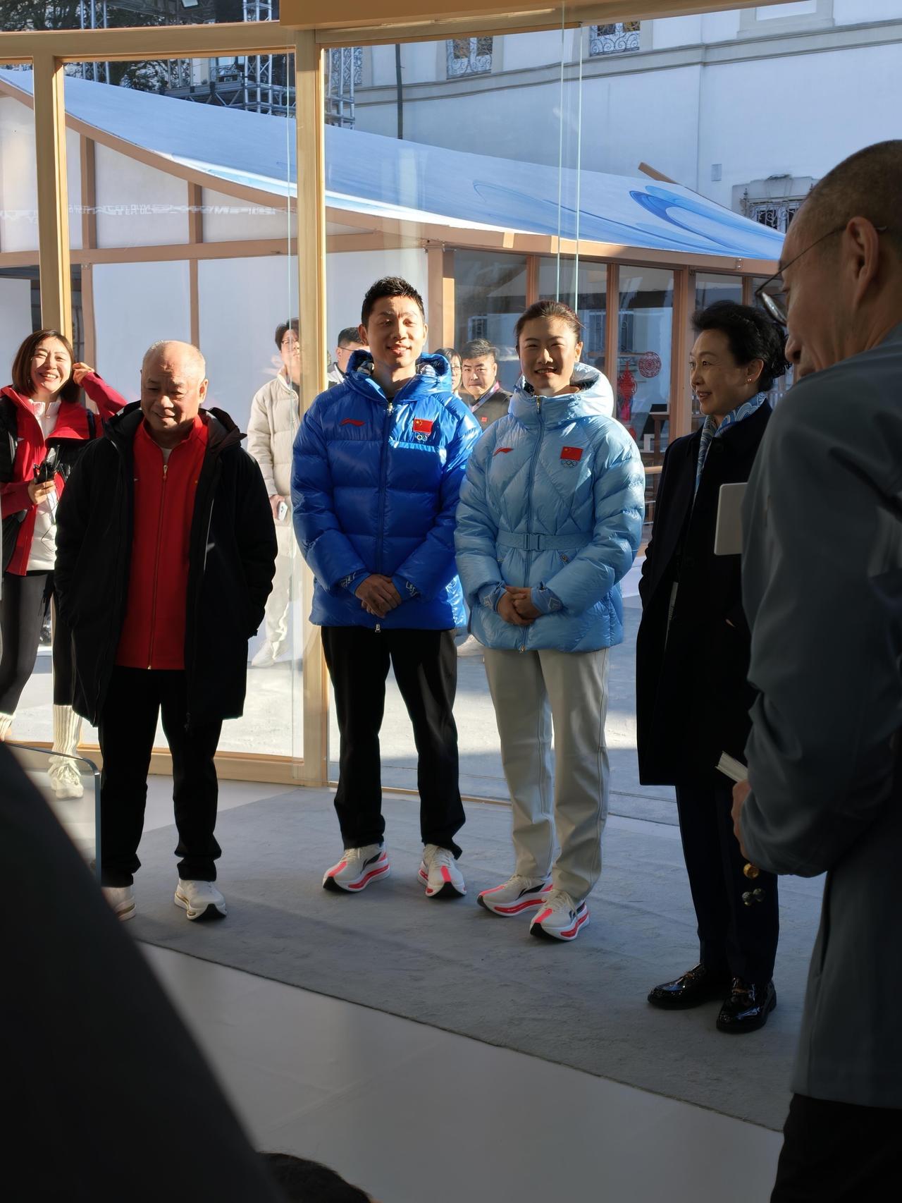 此时此刻有人注意到这个组合去吗，许昕也是走出去了，丁宁是新老一代乒乓球代表，一直