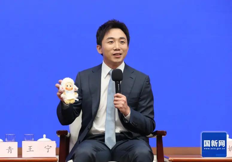 泡泡玛特王宁被记者包围 气场全开从容淡定！面对镜头不慌不忙，谈吐沉稳又有格局，妥