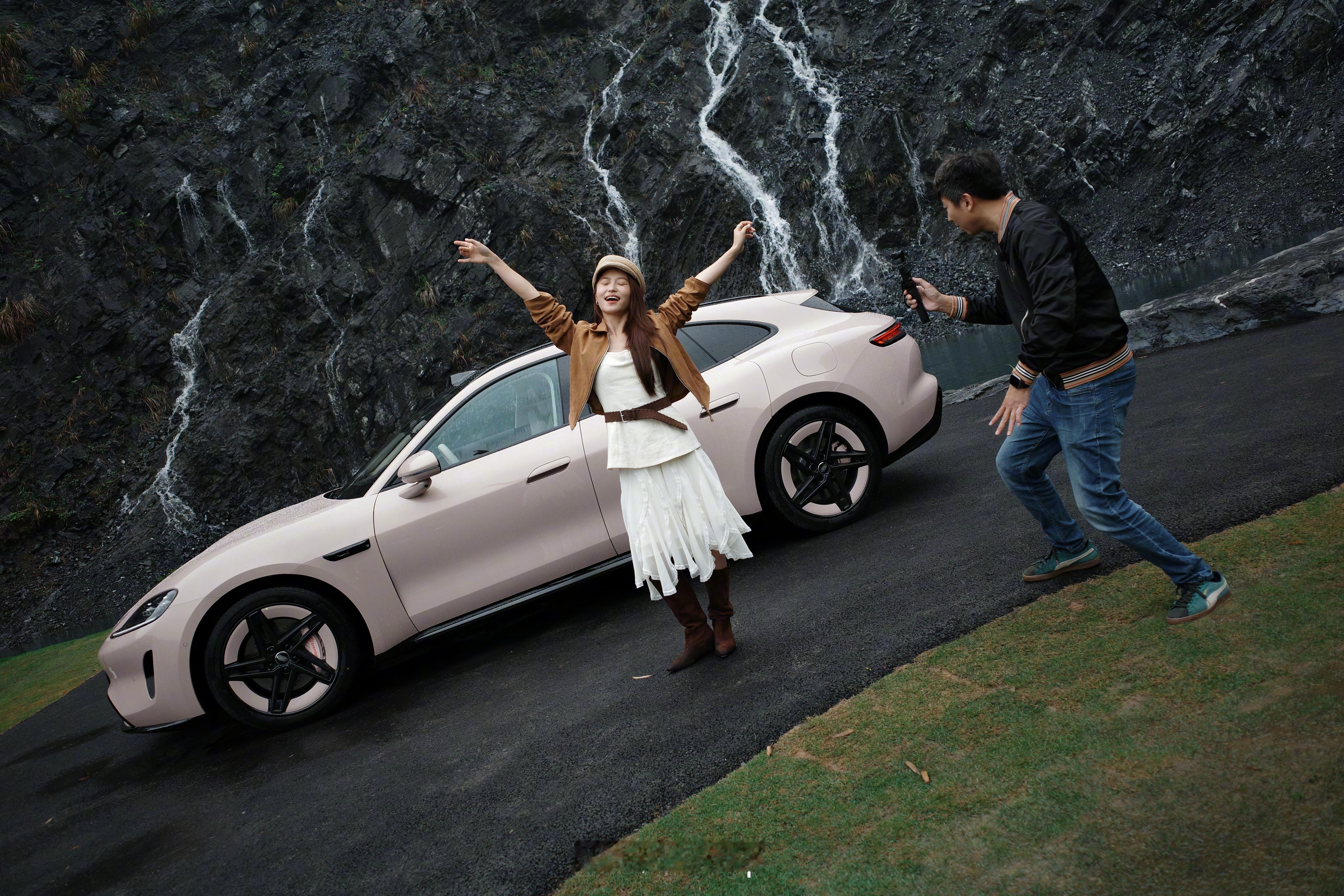 尚界还是太会了，顶流代言。车身颜色也有超多，蓝，粉，紫，绿 都是年轻人喜欢的。肖