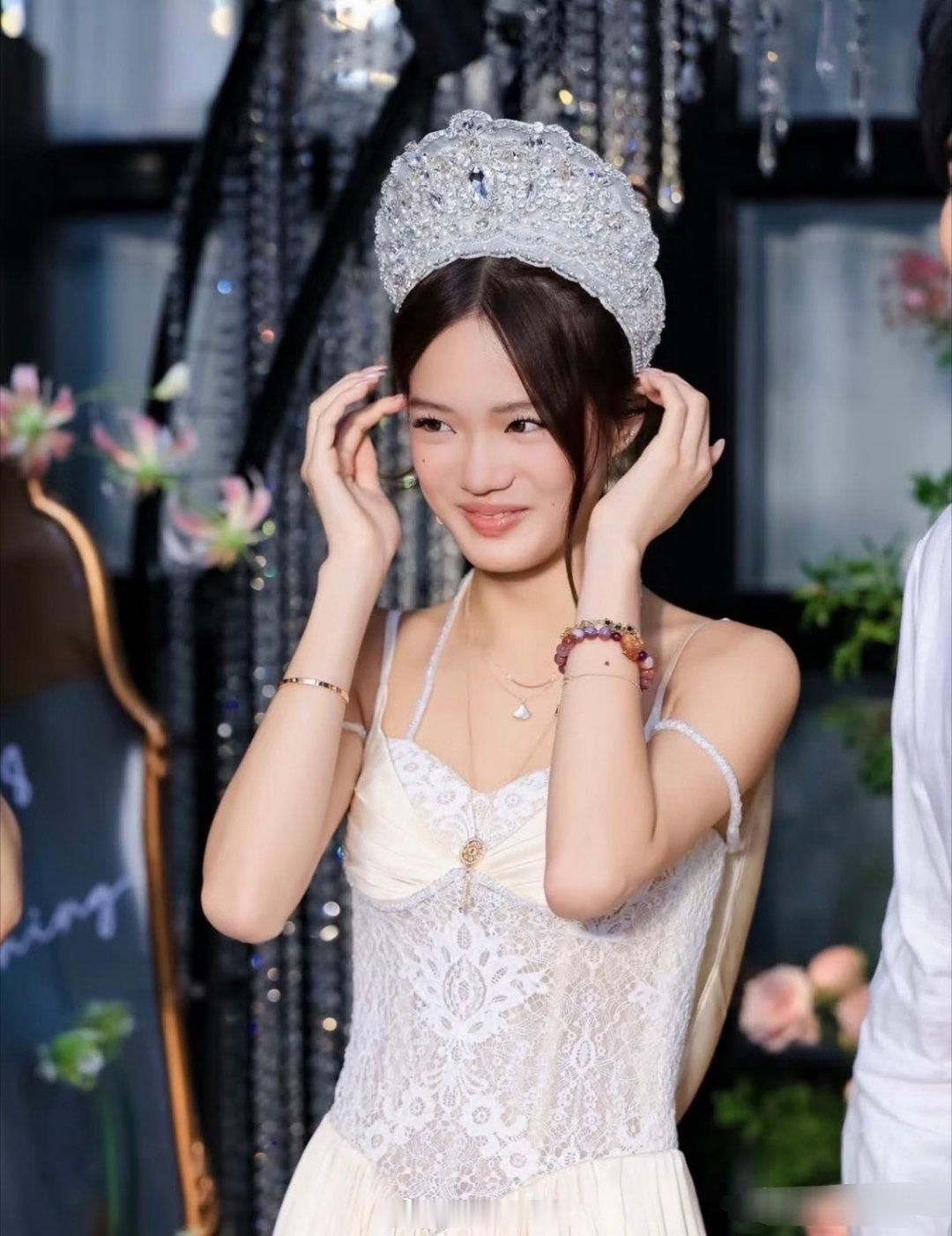 钟丽缇为二女儿庆祝18岁生日，为女儿定制了一个珠宝头冠，真的太令人羡慕了！女儿们