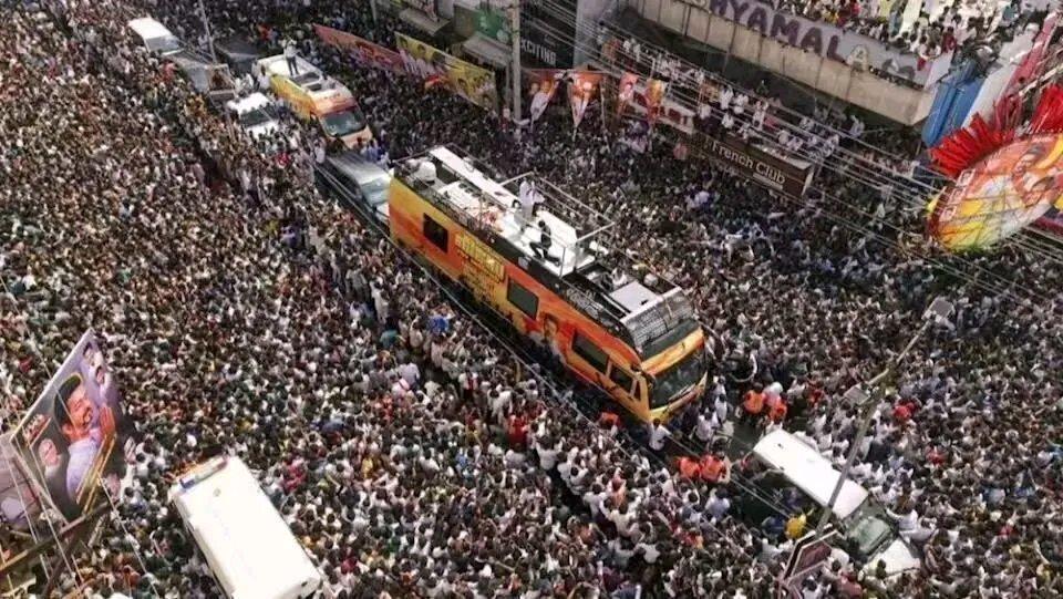 印度又出大事了！当地时间27日晚，泰米尔纳德邦一场竞选集会发生严重踩踏事故，已造