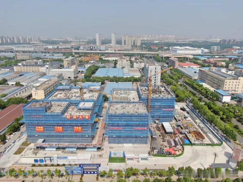 庐阳区“芯庐州”集成电路产业园一期项目封顶。
项目位于庐阳经开区天水路与金池路交