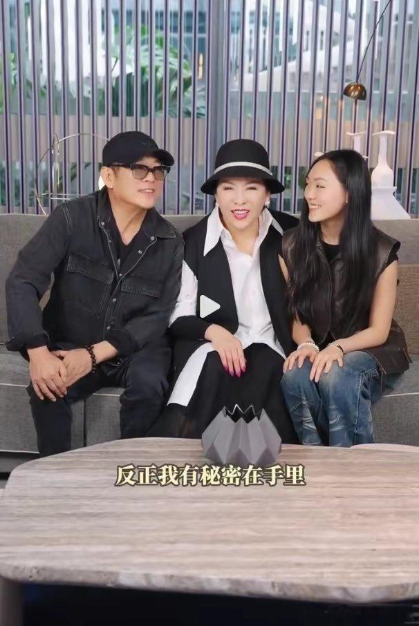 #李连杰女儿哈佛大学毕业#李连杰曾将女儿的优秀归于利智的出色教育，表示太太是“虎