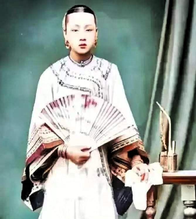 1863年，41岁的李鸿章大婚，娶了24岁的赵小莲。洞房花烛夜，赵小莲给他立了三