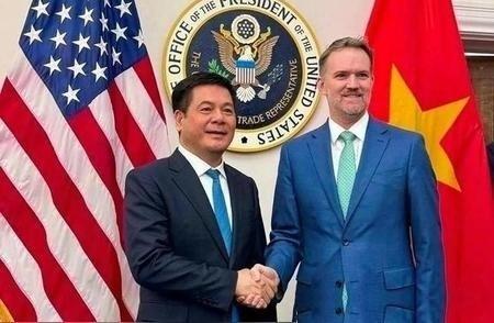菲律宾站队美国，新加坡向美国靠拢，柬埔寨偏向美国，越南也正走上倒向美国的道路。中