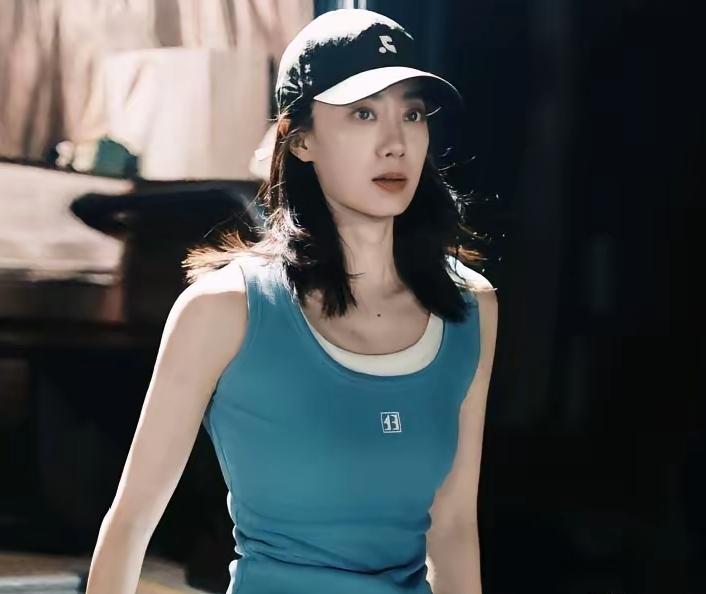 张小斐实在拼！7‑9她因星爷新片《功夫女足》冲上热搜。
为饰演峨眉队10号队长双