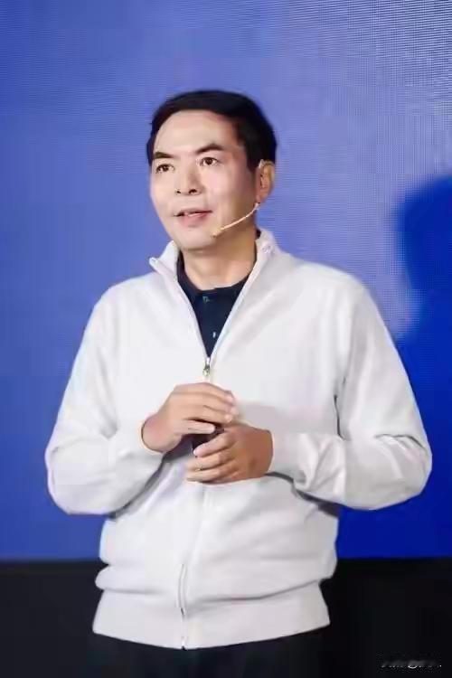 张小龙这一路堪称逆袭传奇。早年他被雷军拒绝，当时雷军没意识到张小龙的潜力。但张小