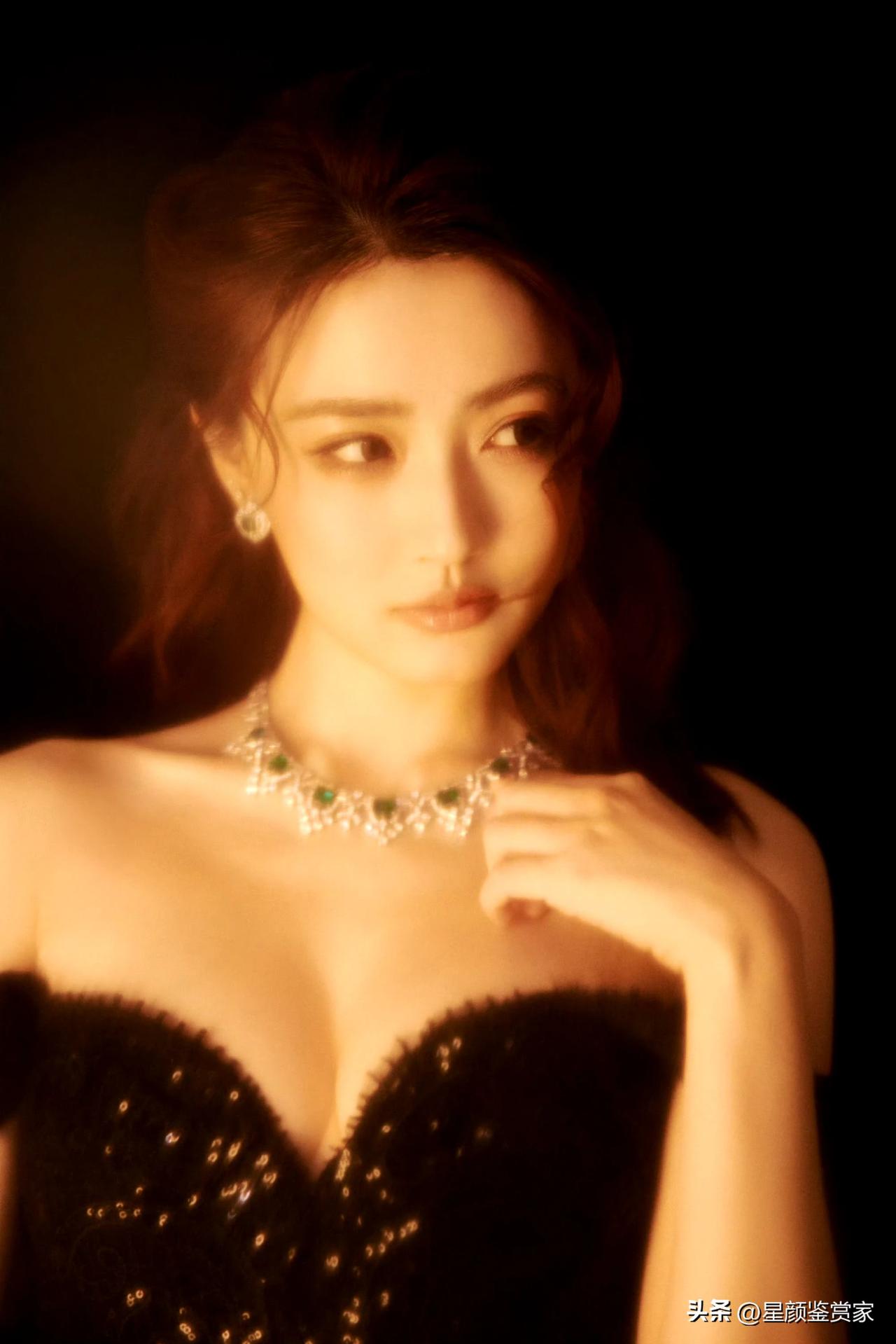 徐璐壁纸～
露肩黑裙配上碎钻的流光，这种纯欲感真是太绝了。