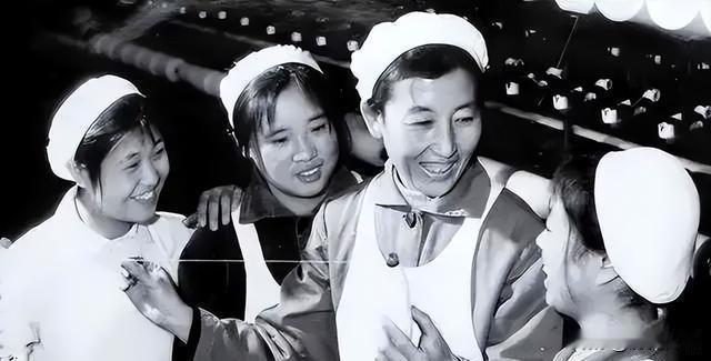 王淑珍，女，1935年1月出生，河北新河人。她早年成为天津市棉纺四厂纺织工人，后