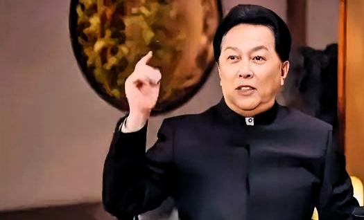 唐国强在节目上问了一句“谁叫王俊凯”，微博评论被骂到关了。

那会儿他看见台下举