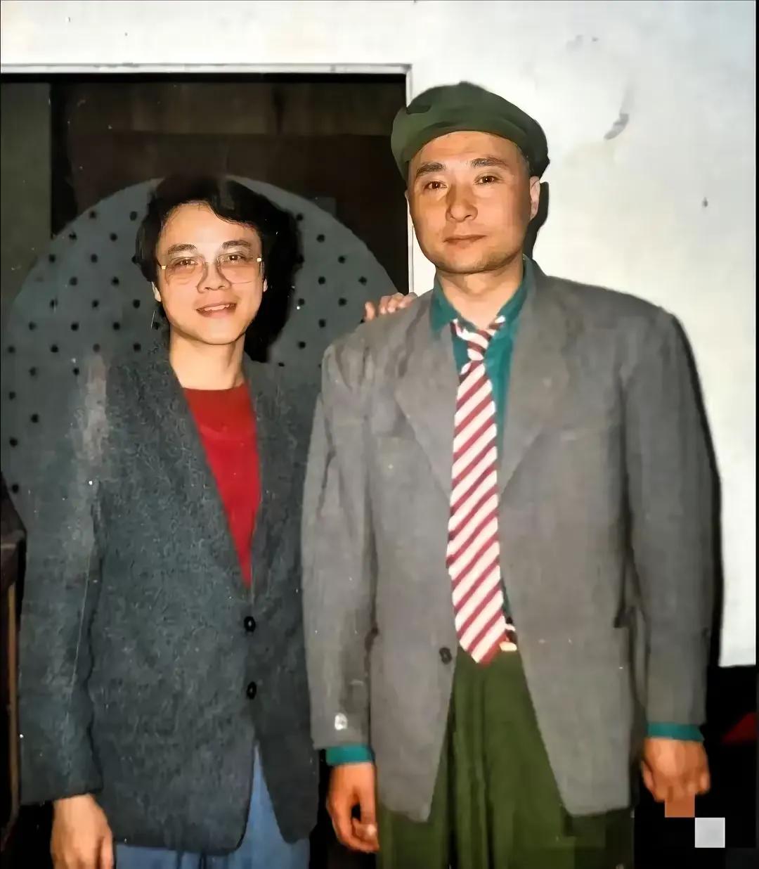 又边的是陈佩斯
旁边那个戴着眼镜温文尔雅的帅哥是谁呀？