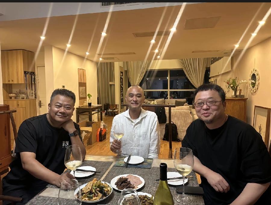 罗永浩、冯唐、陈晓卿（舌尖上中国导演），三人聚餐，看环境、座位坐姿，应该在东家冯