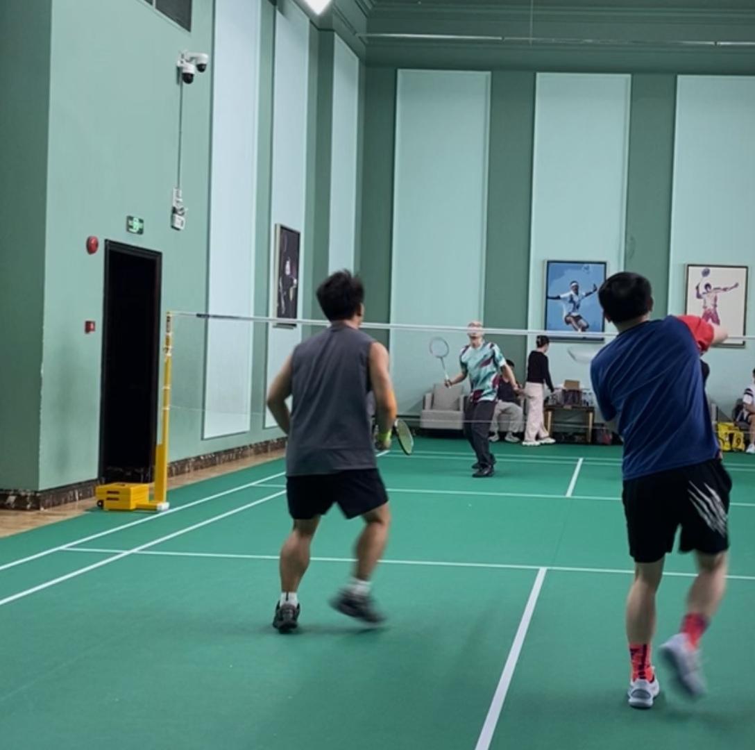 这种球友让人无语！

有一个球友，50几岁，打得很不错。可没有人太愿意和他打双打