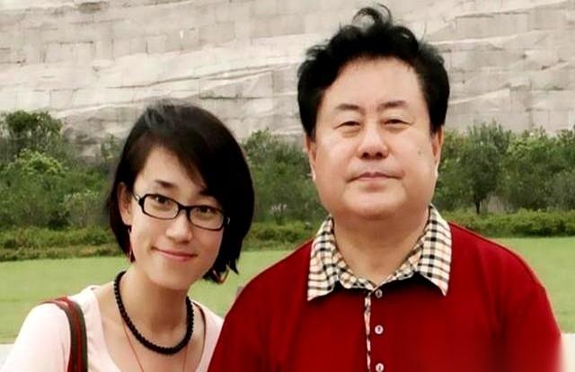 说出来你敢信？领结婚证那天，新郎官身边站的，不是新娘，是他战友的老婆。
新娘呢？