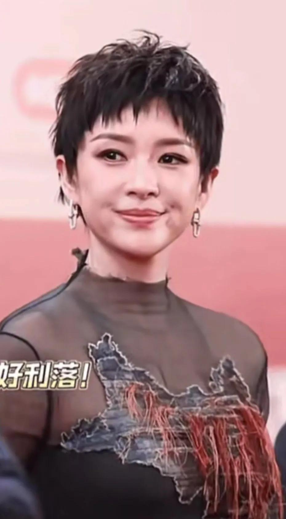 好家伙，这是假的！她居然是戴了假发！！我都没有看出来。是就觉得她一出来就怪怪的，