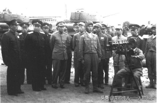 1957年，李达(左三)陪同缅甸军事代表团视察装甲兵某部，左五为缅甸军事代表团团