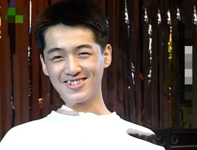 你绝对想象不到。胡歌早期是长这样子的。 你敢相信这是胡歌照片吗❓你还觉得他帅吗❓