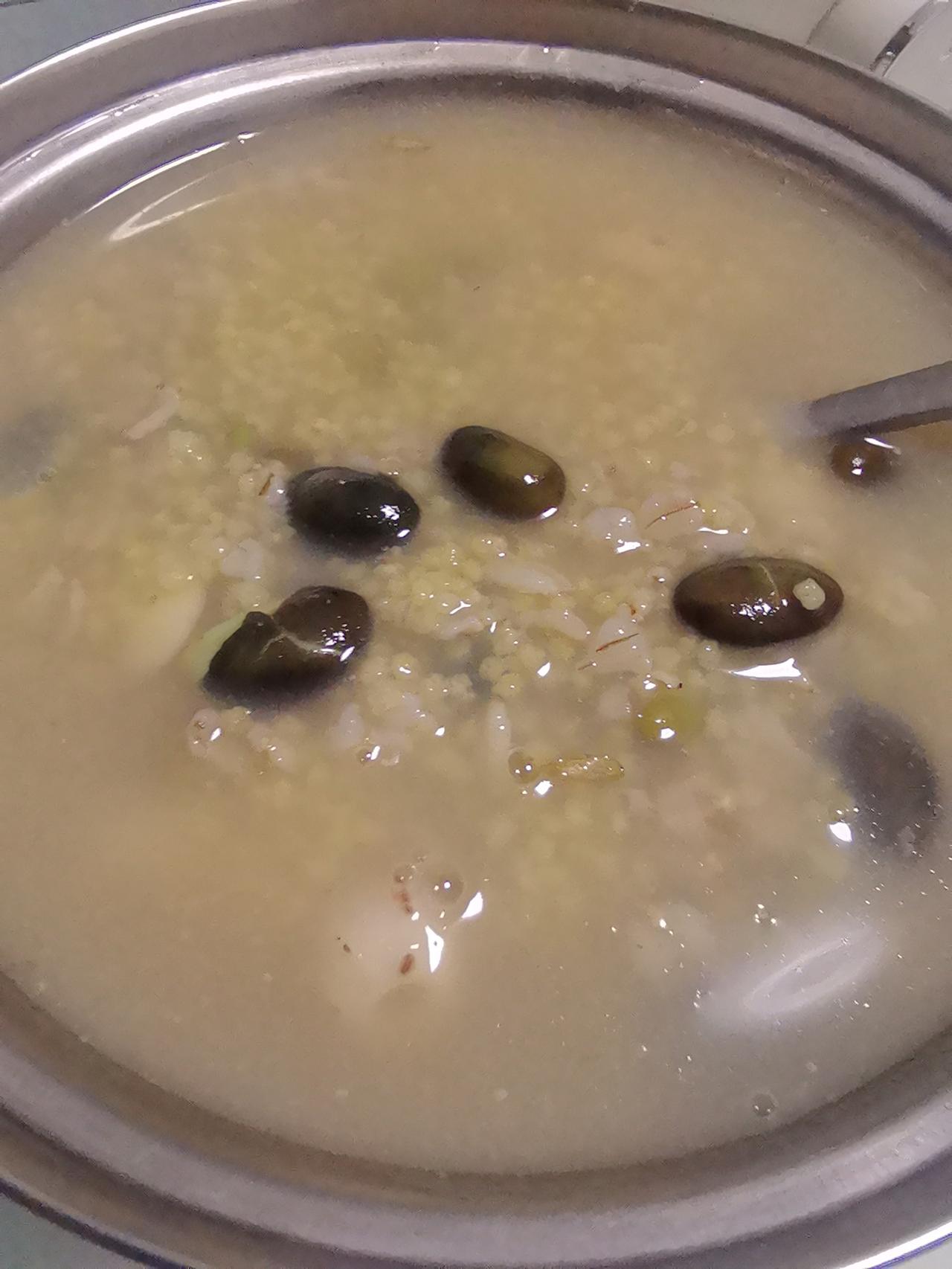 《素食斋》第63天
早中晚餐各不同，
素食坚持两月多。
慢慢自己已习惯，
我的快