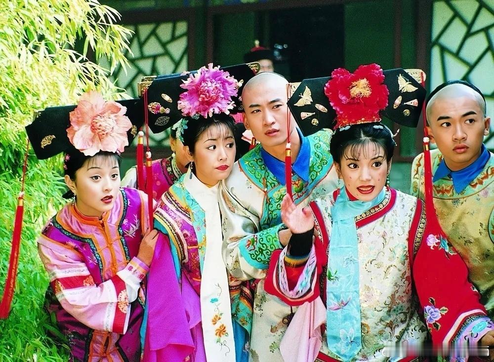 还珠格格再看还珠格格合影，真的是花红柳绿，好不鲜亮年轻就应该热热闹闹潇潇洒洒轰轰