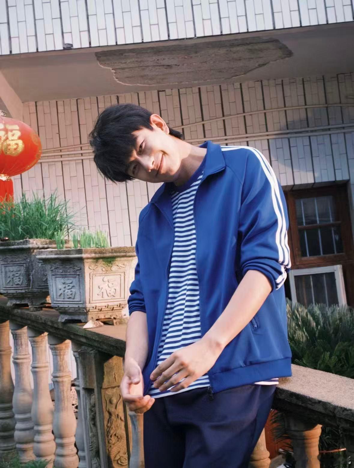 妈妈让儿子在恋综里别当舔狗心动双重奏在一众营造暧昧氛围的恋综片段里，这段母子谈心