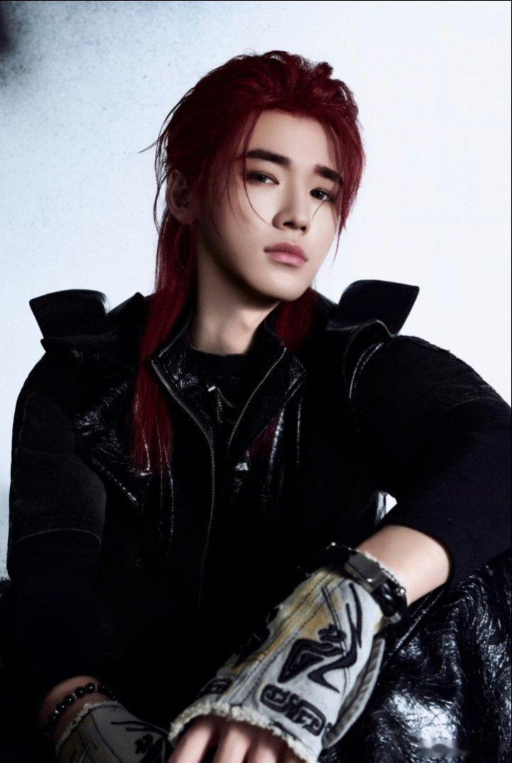 宋亚轩真的染红发了宋亚轩红发染了快两个月，从新歌拍到演唱会。冷白皮配亮红，网友：