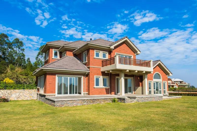 刚刚看到一个头条说，某地的房子跌到2500块钱一个平方。

有一个人得了这个消息