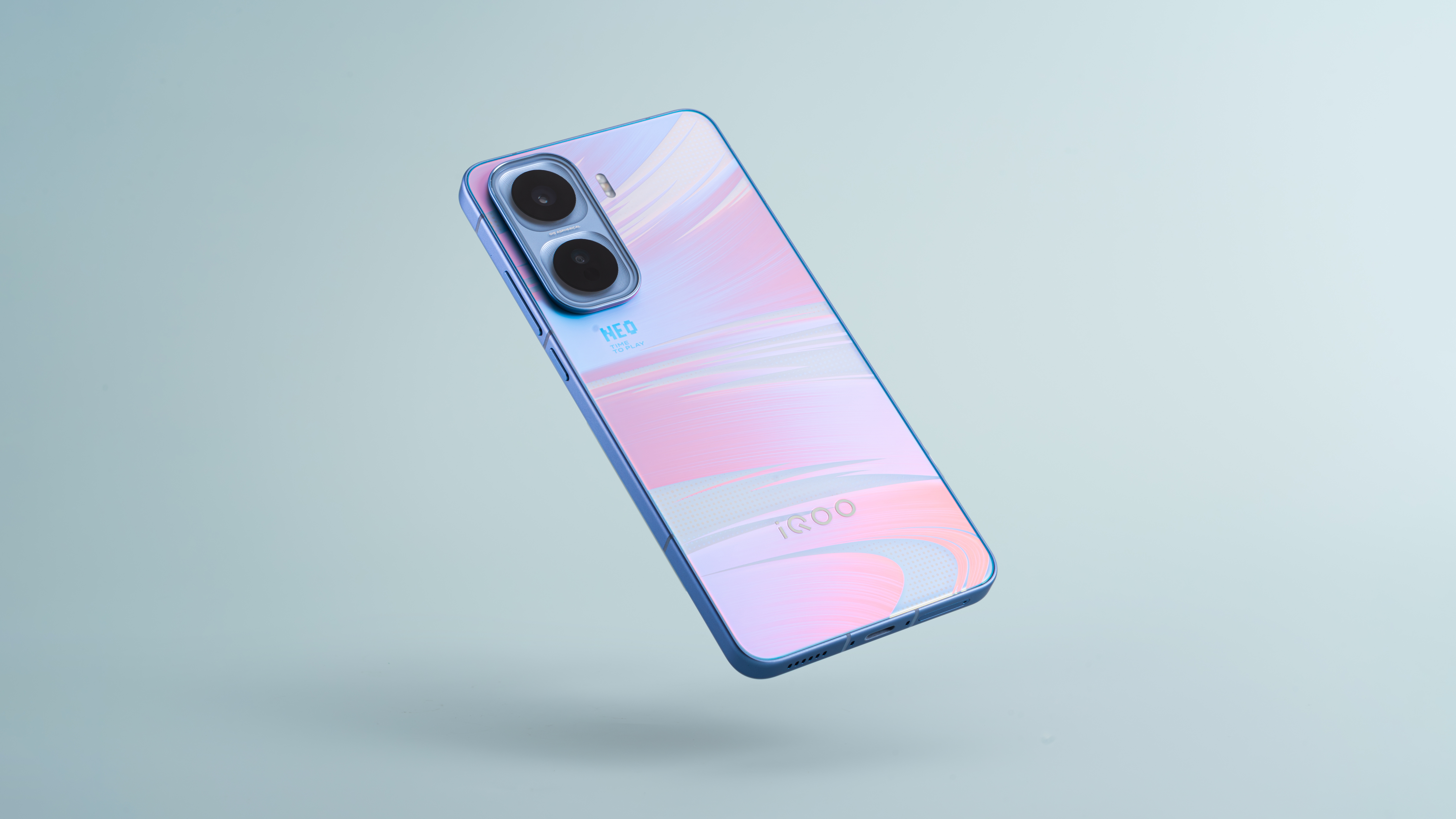 给手里的iQOO Neo11 来一套图赏，配色名字叫面对疾风。听名字就很二次元，