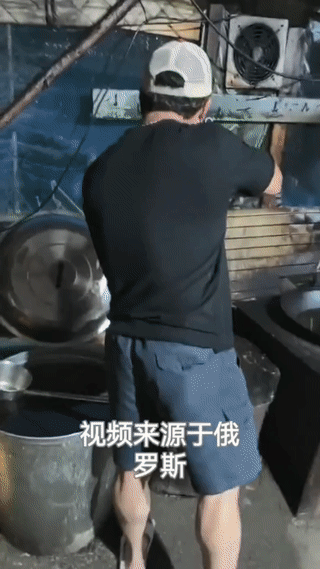 俄罗斯人硬核驱赶棕熊。
竟然直接拿AK步枪对熊射击！
不过他们却并没有选择将熊打