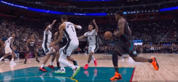 狠人！杜伦无惧文班上演惊天隔扣！
在今天NBA常规赛活塞对阵马刺的第四节比赛中，