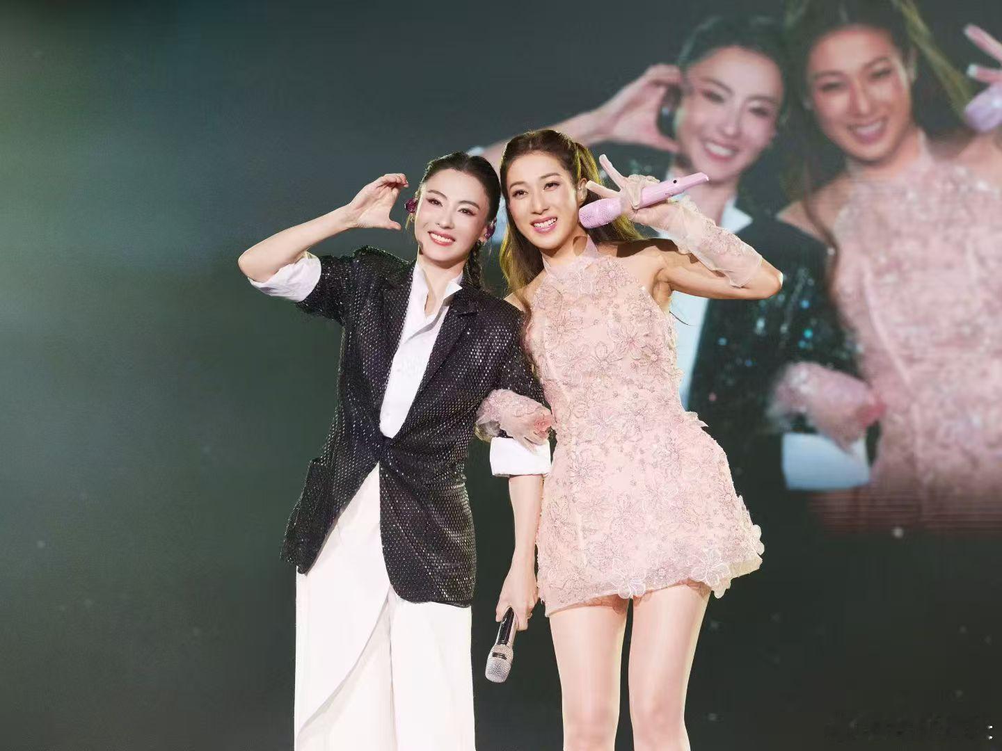 钟嘉欣演唱会嘉宾张柏芝我的青春圆满了！钟嘉欣×张柏芝同台合唱，《任何天气》一响直