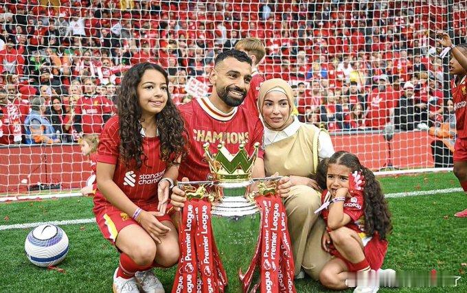 皮尔斯透露萨拉赫从未表现出任何准备离开欧洲顶级赛事竞争的迹象。他与妻子玛吉及两个